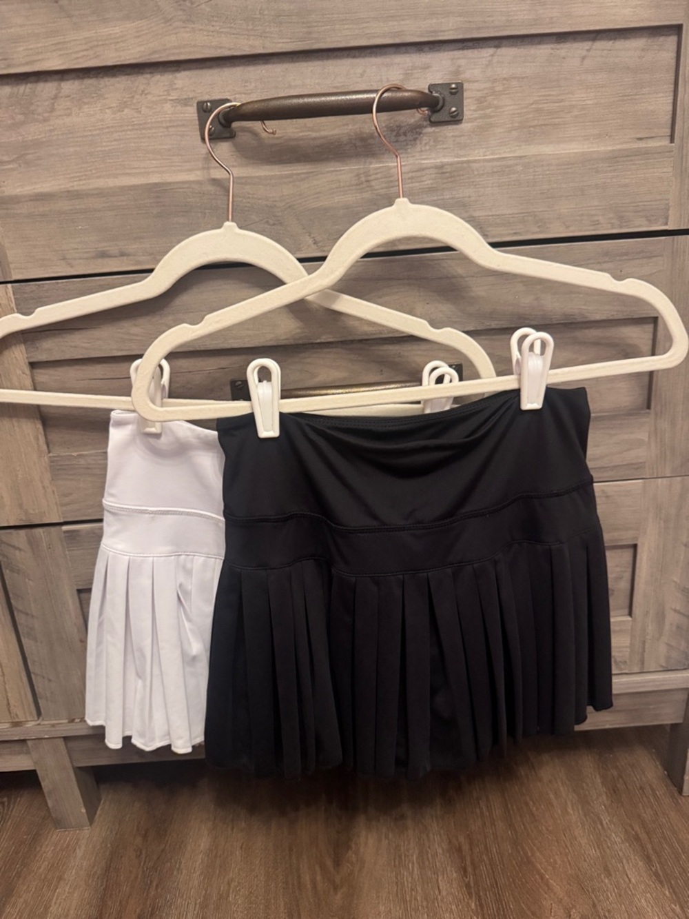 2 skirts black + white gold hinge size small